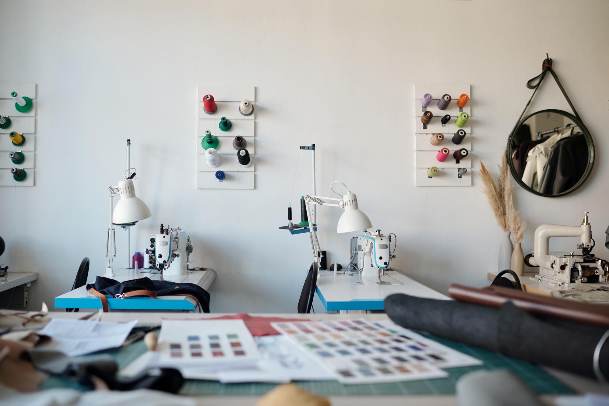 Interno laboratorio di ricamo con attrezzi