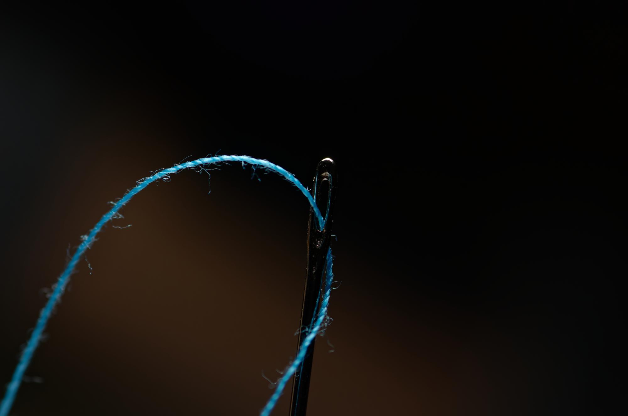 Dettaglio di punto nodo su tessuto scuro
