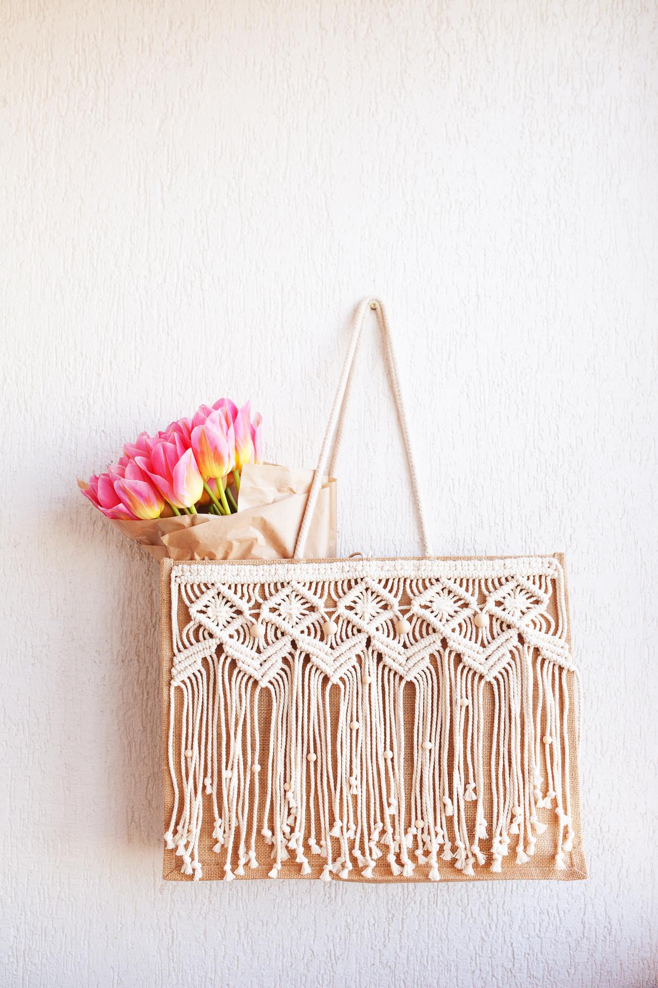 Borsa in tela ricamata a mano con pattern moderno